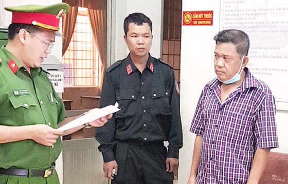 Cảnh sát đọc lệnh bắt tạm giam đối tượng Hà Lưu Đạt. Ảnh: HT  Cảnh sát đọc lệnh bắt tạm giam đối tượng Hà Lưu Đạt. Ảnh: HT