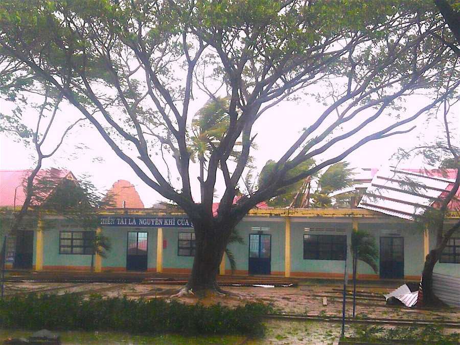 Ảnh hưởng cơn bão số 9, Trường THCS Nguyễn Du (xã Xuân An, thị xã An Khê) bị hỏng hoàn toàn dãy nhà cấp 4 và 5 phòng học. Ảnh: Ngọc Minh