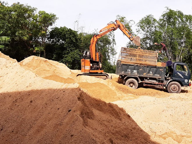 Bãi cát sau vườn nhà bà Trần Thị Bạch Mai - ẢNH: MINH LÊ Bãi cát sau vườn nhà bà Trần Thị Bạch Mai - ẢNH: MINH LÊ