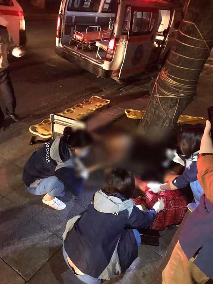 Lực lượng chức năng đã có mặt, song 1 cô gái đã tử vong tại chỗ, còn một cô gái được đưa đi cấp cứu