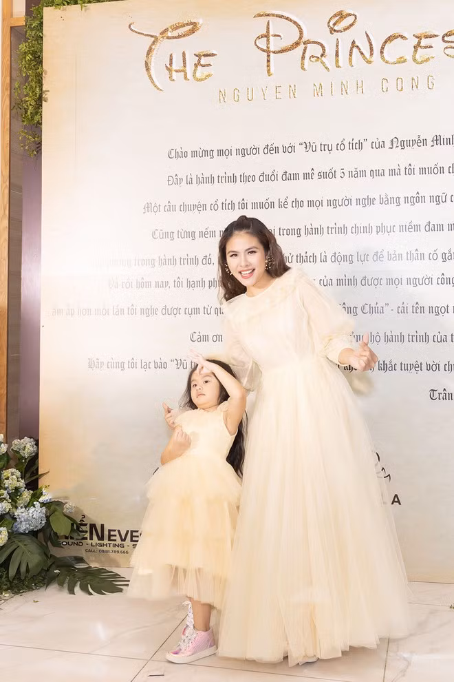 Diễn viên Vân Trang cùng con gái diện trang phục 