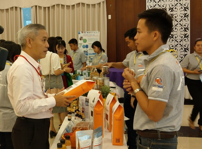 Trần Đình Lượng giới thiệu sản phẩm bún gấc tại cuộc thi Dự án khởi nghiệp sáng tạo thanh niên nông thôn ẢNH: NGUYỄN QUÝ