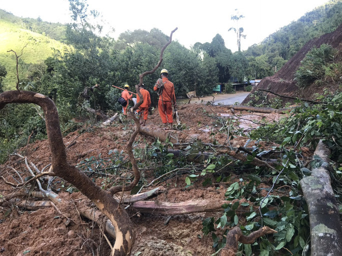 Công nhân tiến hành sửa chữa điện ở Quảng Nam.