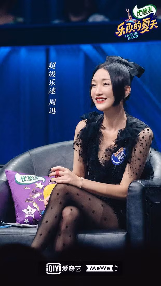 Bước vào tuổi 45, Châu Tấn vẫn giữ được vẻ đẹp và sắc vóc của mình. Trong một chương trình, cô diện bộ đầm ren xuyên thấu chấm bi cùng kiểu tóc đính nơ điệu đà. Ảnh: Cắt show