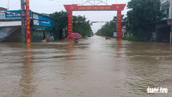 Từ đêm 18-10, nước lũ từ thượng nguồn tràn về các xã hạ du thuộc địa phận huyện Cẩm Xuyên, Hà Tĩnh - Ảnh: VĂN ĐỊNH