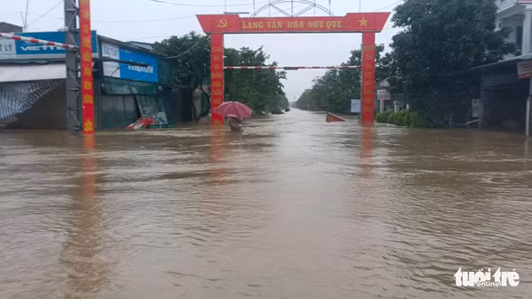 Từ đêm 18-10, nước lũ từ thượng nguồn tràn về các xã hạ du thuộc địa phận huyện Cẩm Xuyên, Hà Tĩnh - Ảnh: VĂN ĐỊNH