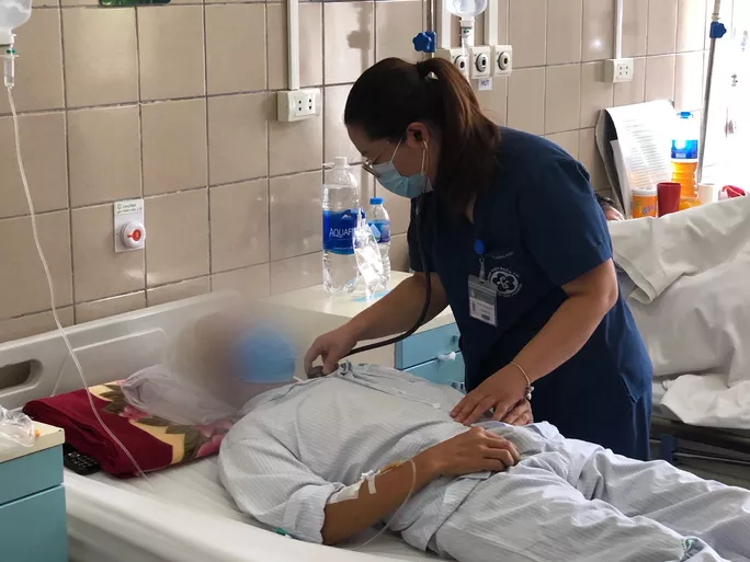 Nam bệnh nhân uống nhầm thuốc diệt chuột đang được điều trị tại Bệnh viện Bạch Mai