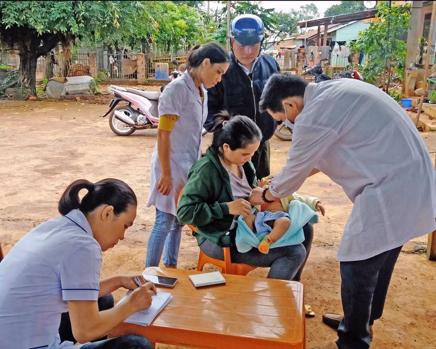 Các bác sĩ khám sàng lọc bệnh phong tại huyện Đức Cơ. Ảnh: Như Nguyện