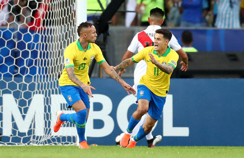 Hàng thủ Peru sẽ vất vả chống đỡ làn sóng tấn công từ Brazil. Hàng thủ Peru sẽ vất vả chống đỡ làn sóng tấn công từ Brazil.