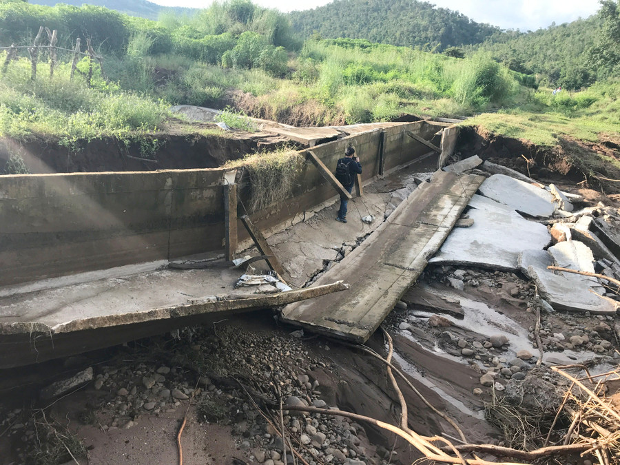 Đoạn kênh mương chính dài khoảng 25 m đã bị vỡ, hư hỏng hoàn toàn do lũ quét. 