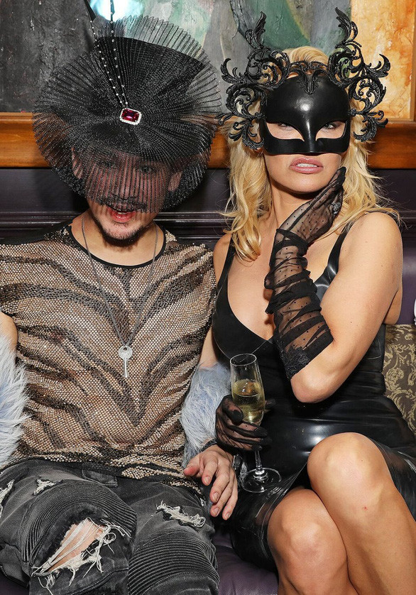 Hoàng tử Azim và siêu mẫu Pamela Anderson