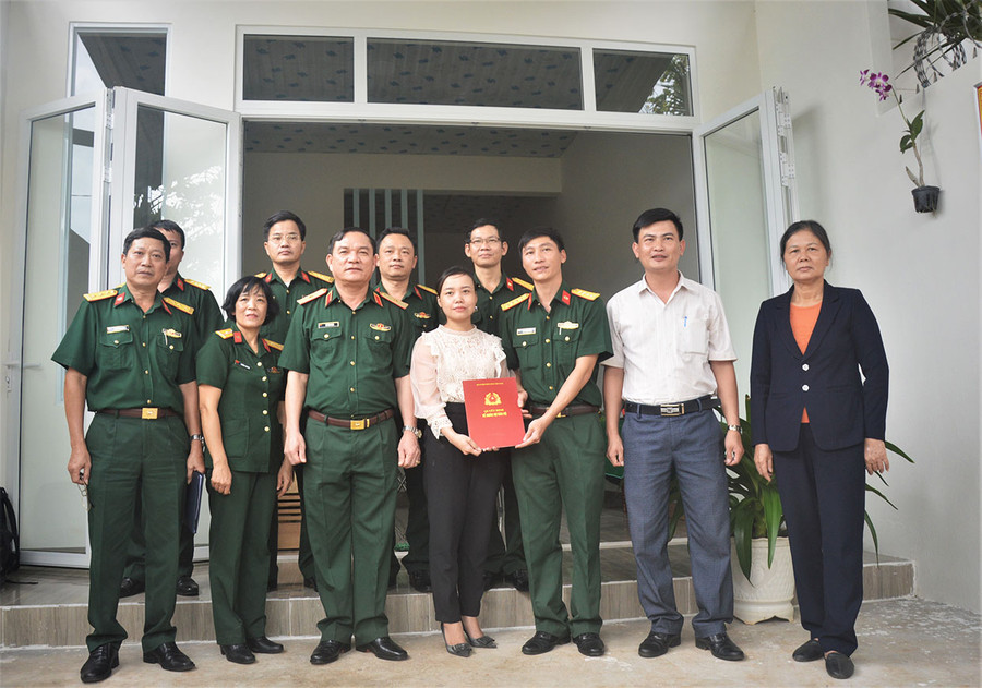  Thiếu tướng Võ Văn Hưng - Ủy viên Thường vụ Đảng ủy, Chủ nhiệm Chính trị Quân khu 5, trao quyết định bàn giao “Nhà đồng đội” cho gia đình đồng chí Mai Ngọc Hoàng. Ảnh: Huy Bắc