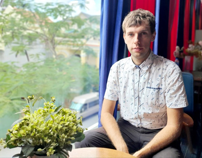 Thầy giáo người Séc được yêu quý vì giỏi ngoại ngữ và rất vui tính - Ảnh Thúy Hằng Thầy giáo người Séc được yêu quý vì giỏi ngoại ngữ và rất vui tính - Ảnh Thúy Hằng