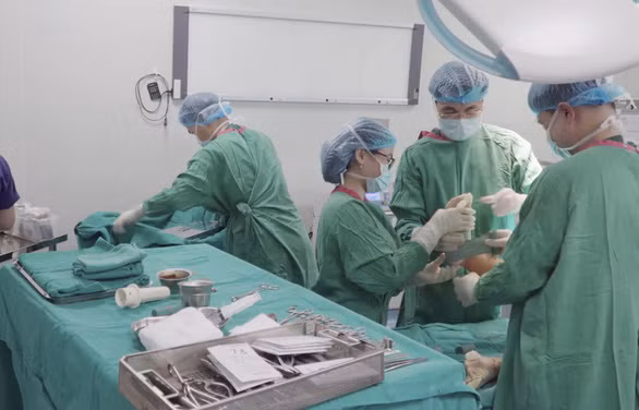 Êkip bác sĩ Đoàn đang thực hiện mổ kéo dài chân - Ảnh: MAI THƯƠNG