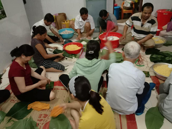 Hàng chục người tập trung gói bánh.