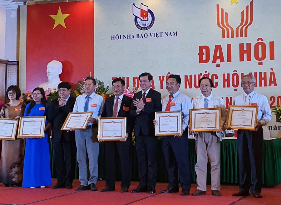Nhà báo Huỳnh Kiên (thứ 5 từ phải sang)-Tổng Biên tập Báo Gia Lai, Phó Chủ tịch Hội Nhà báo tỉnh Gia Lai nhận bằng khen của Hội Nhà báo Việt Nam. Ảnh: Nhật Cường