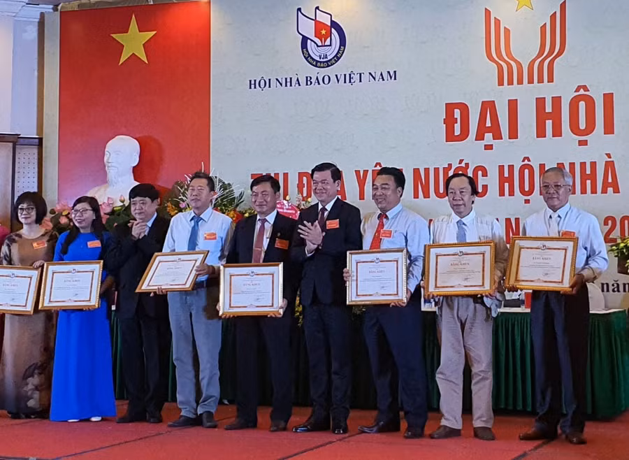 Nhà báo Huỳnh Kiên (thứ 5 từ phải sang)-Tổng Biên tập Báo Gia Lai, Phó Chủ tịch Hội Nhà báo tỉnh Gia Lai nhận bằng khen của Hội Nhà báo Việt Nam. Ảnh: Nhật Cường Nhà báo Huỳnh Kiên (thứ 5 từ phải sang)-Tổng Biên tập Báo Gia Lai, Phó Chủ tịch Hội Nhà báo tỉnh Gia Lai nhận bằng khen của Hội Nhà báo Việt Nam. Ảnh: Nhật Cường