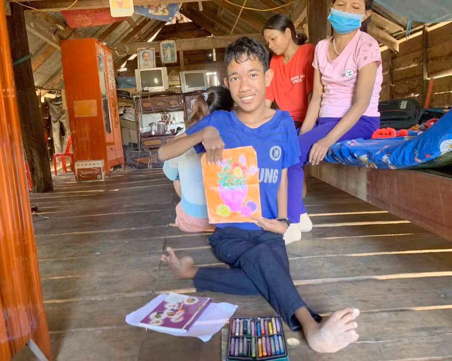 Nay Khuên vui vẻ khoe bức tranh mới hoàn thành. Ảnh: Vũ Chi