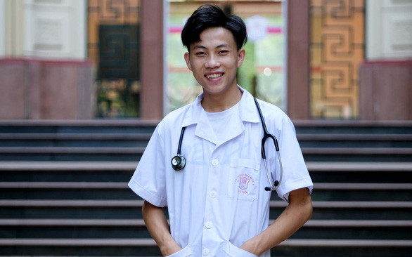 Chàng trai người Mông Giàng A Chính, sinh viên Trường ĐH Y Hà Nội, trông chững chạc, tự tin hơn khi khoác lên mình chiếc blouse trắng - Ảnh: NAM TRẦN