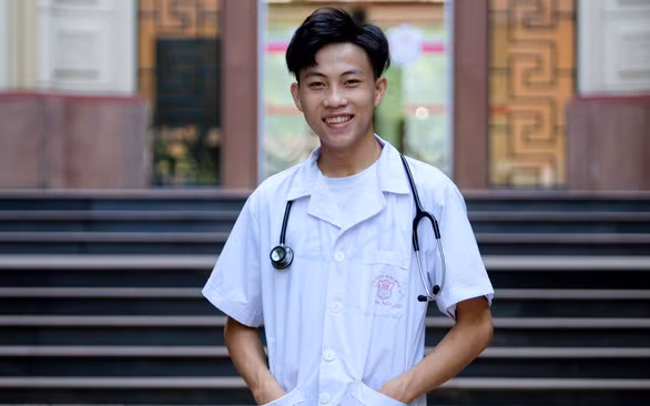 Chàng trai người Mông Giàng A Chính, sinh viên Trường ĐH Y Hà Nội, trông chững chạc, tự tin hơn khi khoác lên mình chiếc blouse trắng - Ảnh: NAM TRẦN