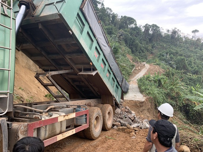 Đổ đá hàn lại đoạn đường bị sạt