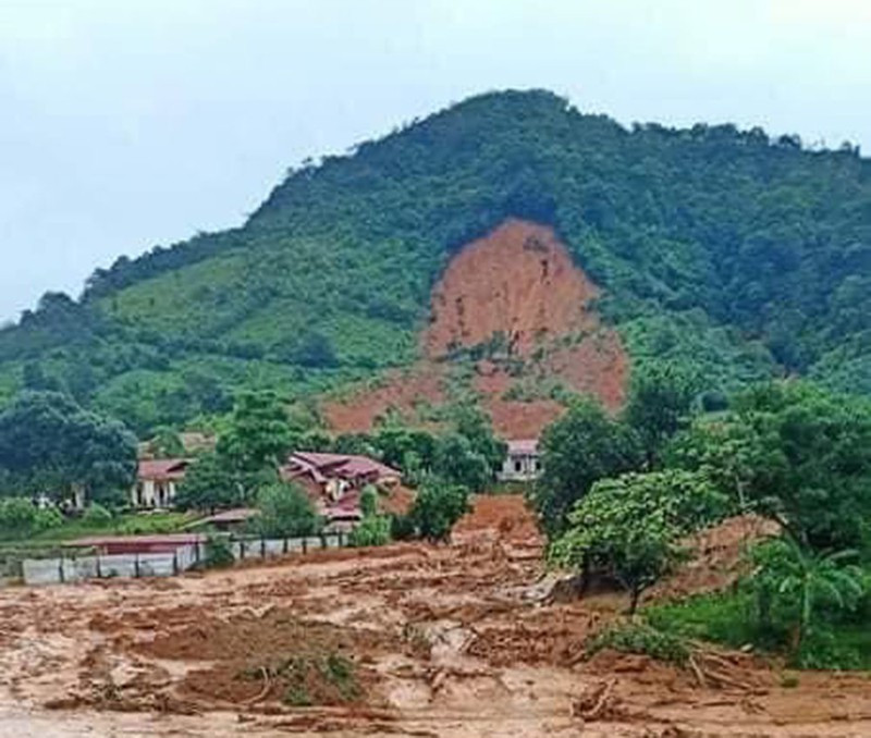 Hiện trường vụ sạt lở đất tại Quảng Trị  Hiện trường vụ sạt lở đất tại Quảng Trị