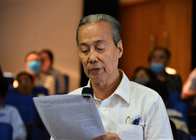 Cử tri Nguyễn Hữu Châu (Q.1, TP.HCM) đặt câu hỏi vì sao TP.HCM gấp rút với đề án thành lập TP.Thủ Đức? ẢNH: NGUYÊN VŨ