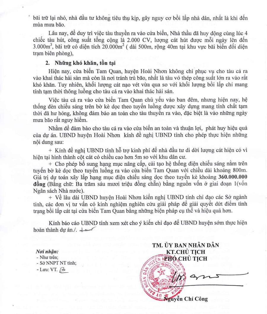 UBND huyện Hoài Nhơn (nay là thị xã Hoài Nhơn) báo cáo tình hình triển khai dự án giai đoạn 1 và đề nghị biện pháp lâu dài xử lý tình trạng bồi lấp cửa biển Tam Quan. Ảnh: Dũ Tuấn.