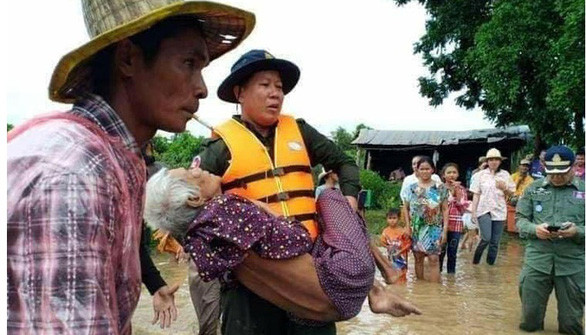 Mưa lũ ở Campuchia làm ít nhất 20 người chết, hơn 26.000 người sơ tán ảnh 2 Sơ tán dân trong bão lũ ở Campuchia.