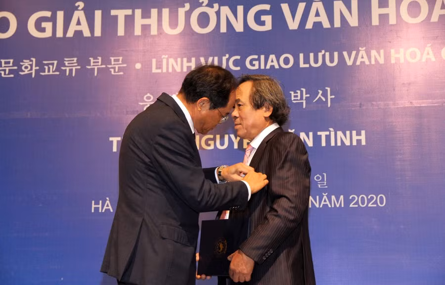 Ông Nguyễn Văn Tình, nguyên Cục trưởng Cục Hợp tác quốc tế, nhận giải thưởng Sejong. (Ảnh: PV/Vietnam+)