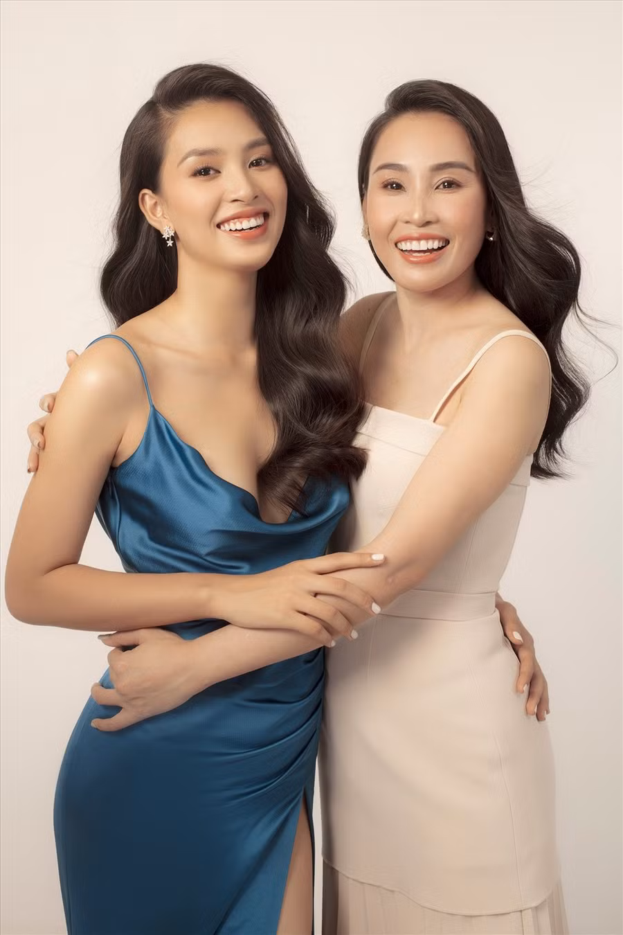 Hoa hậu Tiểu Vy chia sẻ cô luôn cảm thấy may mắn khi mình được lớn lên trong một gia đình có ba mẹ rất quan tâm đến con cái. Những lúc Tiểu Vy cảm thấy mình yếu đuối và cần điểm tựa, cô luôn cảm thấy yên tâm rằng đằng sau có ba mẹ mình luôn thương yêu, ủng hộ và mong muốn những điều tốt đẹp nhất dành cho mình. Ảnh: Tang Tang.