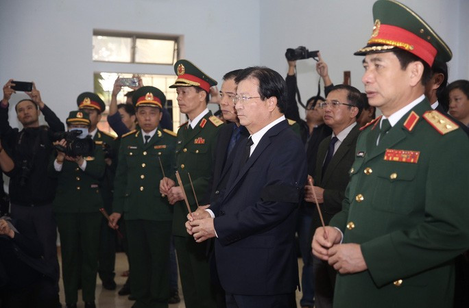 Phó Thủ tướng Trịnh Đình Dũng, Thượng tướng Ngô Văn Giang thắp hương viếng các liệt sĩ