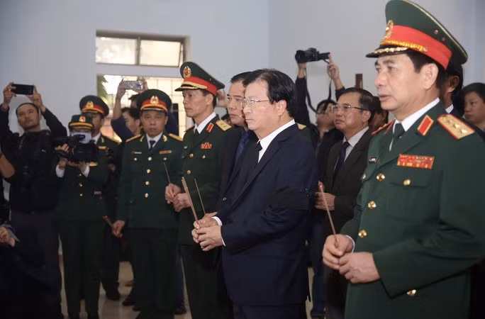 Phó Thủ tướng Trịnh Đình Dũng, Thượng tướng Ngô Văn Giang thắp hương viếng các liệt sĩ