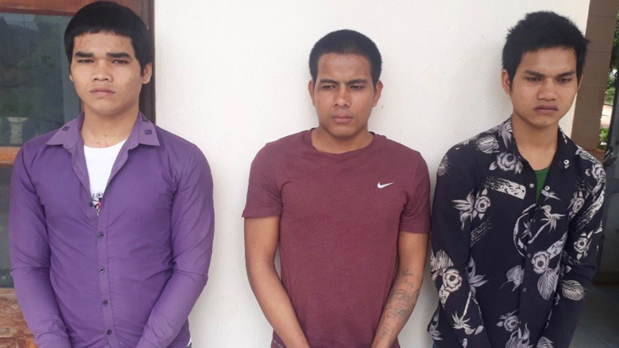 Từ trái qua: các bị cáo Ksor Ngiu, Ksor Sĩu và Ksor Cúi. Ảnh: Quang Lê Các bị cáo Ksor Ngiu, Ksor Sĩu và Ksor Cúi ( từ trái qua phải). Ảnh Quang Lê