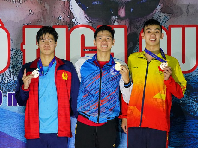 Kim Sơn (giữa) có chiến thắng bất ngờ ở cự ly 400m hỗn hợp nam- Ảnh: Độc Lập Kim Sơn (giữa) có chiến thắng bất ngờ ở cự ly 400m hỗn hợp nam- Ảnh: Độc Lập