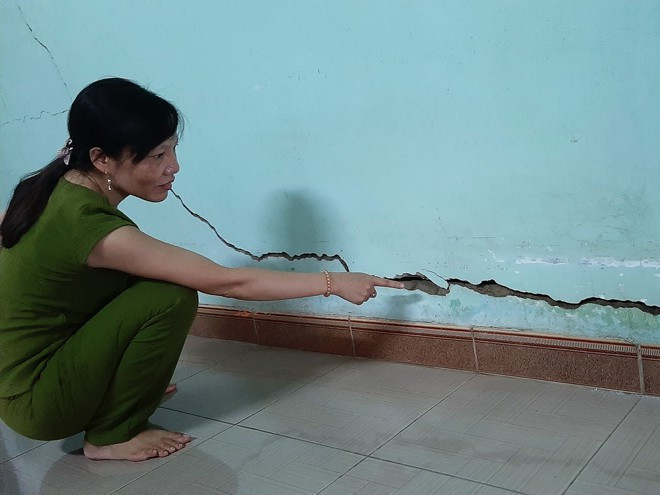 Tường nhà bà Sương bị nứt - ẢNH: MINH LÊ  Tường nhà bà Sương bị nứt - ẢNH: MINH LÊ
