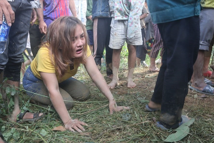 Chị Hồ Thị Hoà ở nóc Ông Đề, Trà Leng mất một lúc cả cha, mẹ, em gái và con trai . Gia đình cậu, dượng của Hòa cũng bị vùi lấp (Ảnh: Thanh Chung/LĐO).
