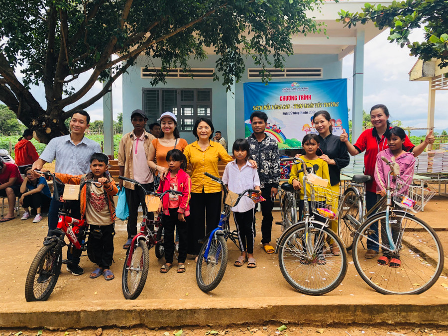 Cô Nguyễn Thị Hạnh (hàng sau, thứ 4 từ trái sang) và nhóm thiện nguyện Sống Xanh tặng quà cho học sinh vùng khó. Ảnh: Thủy Bình Cô Nguyễn Thị Hạnh (hàng sau, thứ 4 từ trái sang) và nhóm thiện nguyện Sống Xanh tặng quà cho học sinh vùng khó. Ảnh: Thủy Bình