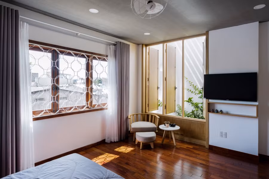 Góc thư giãn bên cửa sổ nhìn ra giếng trời và cây xanh rất lãng mạn. Góc thư giãn bên cửa sổ nhìn ra giếng trời và cây xanh rất lãng mạn.