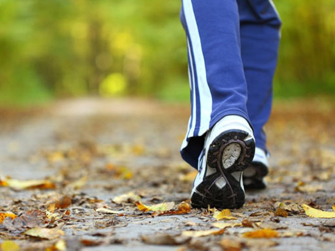 Đi bộ giúp cơ bắp đốt nhiều đường glucose hơn, từ đó giúp giảm đường huyết ẢNH MINH HỌA: SHUTTERSTOCK