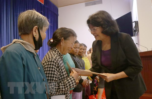 Phó Chủ tịch nước Đặng Thị Ngọc Thịnh trao quà cho gia đình chính sách có hoàn cảnh khó khăn. (Ảnh: Cao Nguyên/TTXVN)
