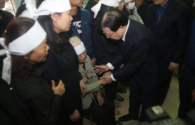  Phó Thủ tướng Trịnh Đình Dũng thăm hỏi, động viên các thân nhân liệt sĩ