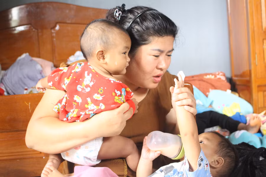 Với các em nhỏ, chị Đinh Thị Thùy Trang luôn ân cần như một người mẹ. Ảnh: Nguyễn Giang