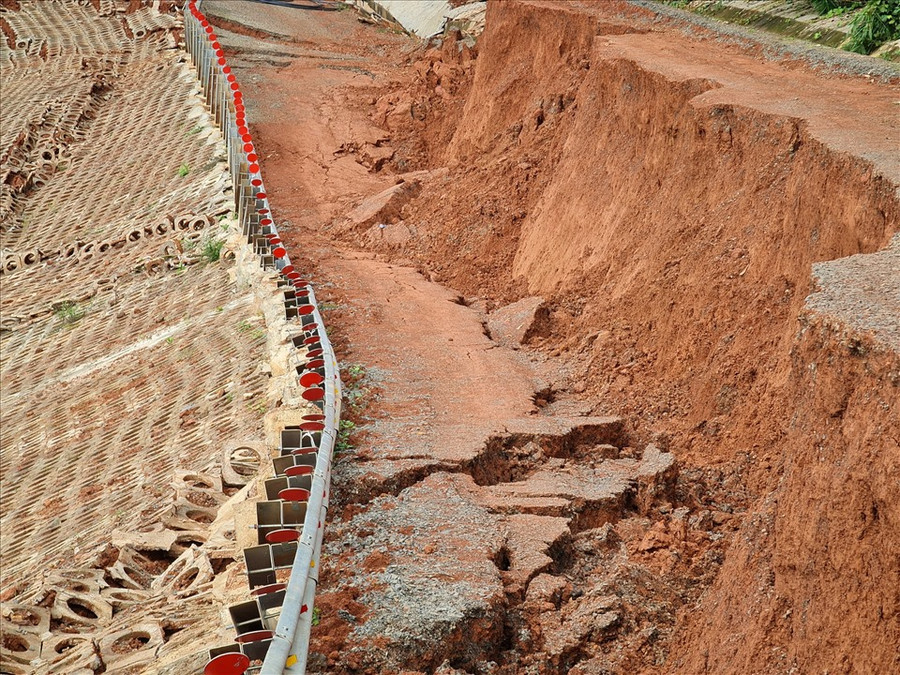 Nhiều đoạn đường đã bị hư hỏng hoàn toàn. ẢNH: BẢO LÂM