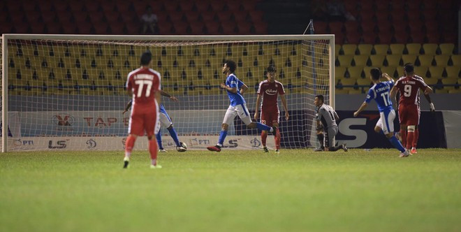 Đội chủ nhà (áo xanh) đã chơi rất hay trước CLB TP.HCM ẢNH: MINH TÚ