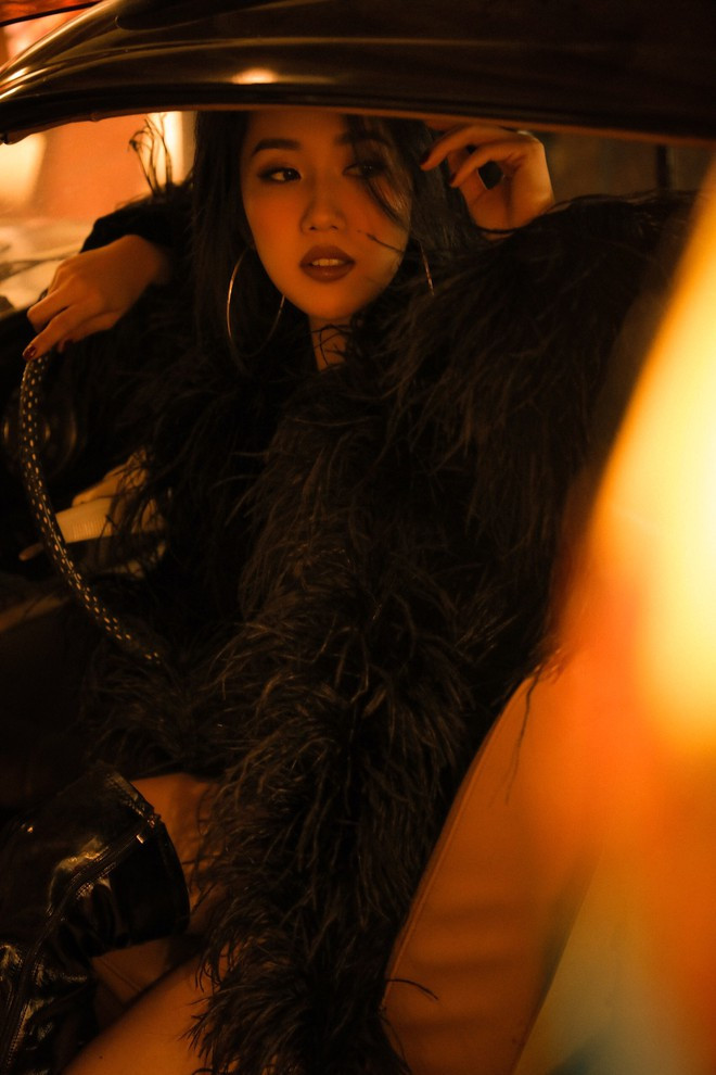 Ở bộ cánh khác, cô chọn áo khoác lông và tạo dáng trong xế hộp. Nữ diễn viên vẫn giữ mái tóc ngắn quen thuộc, từng tạo nhiều dấu ấn với khán giả qua phim Gạo nếp gạo tẻ ẢNH: NHÂN PHẠM