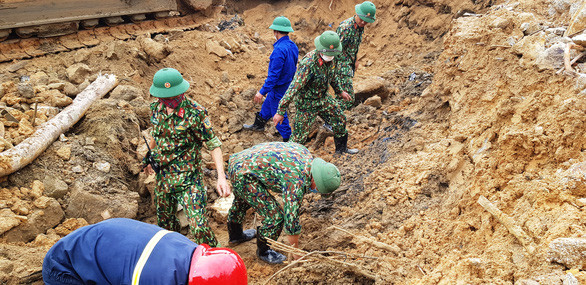 Lực lượng tìm kiếm cứu nạn được lệnh tạm dừng tìm kiếm người mất tích ở thủy điện Rào Trăng 3 do mưa lớn - Ảnh: NHẬT LINH