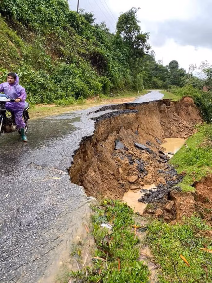  Đường vào xã Húc bị sạt lở nặng