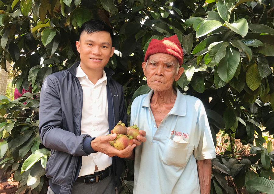 Cán bộ xã Glar khảo sát vườn măng cụt xen canh cà phê của ông Wưi (làng Groi 1). Ảnh: Vũ Thảo Cán bộ xã Glar khảo sát vườn măng cụt xen canh cà phê của ông Wưi (làng Groi 1, xã Glar, huyện Đak Đoa). Ảnh: Vũ Thảo