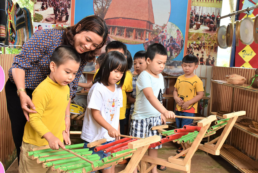 Trường Mầm non Hoa Hồng (tổ 2, thị trấn Chư Sê) là điển hình trong việc thực hiện các mô hình học tập gắn với đặc thù riêng của trường. Ảnh: Trần Dung Trường mầm non Hoa Hồng (tổ 2, thị trấn Chư Sê) là điển hình trong việc thực hiện các mô hình học tập gắn với đặc thù riêng của trường. Ảnh: Trần Dung